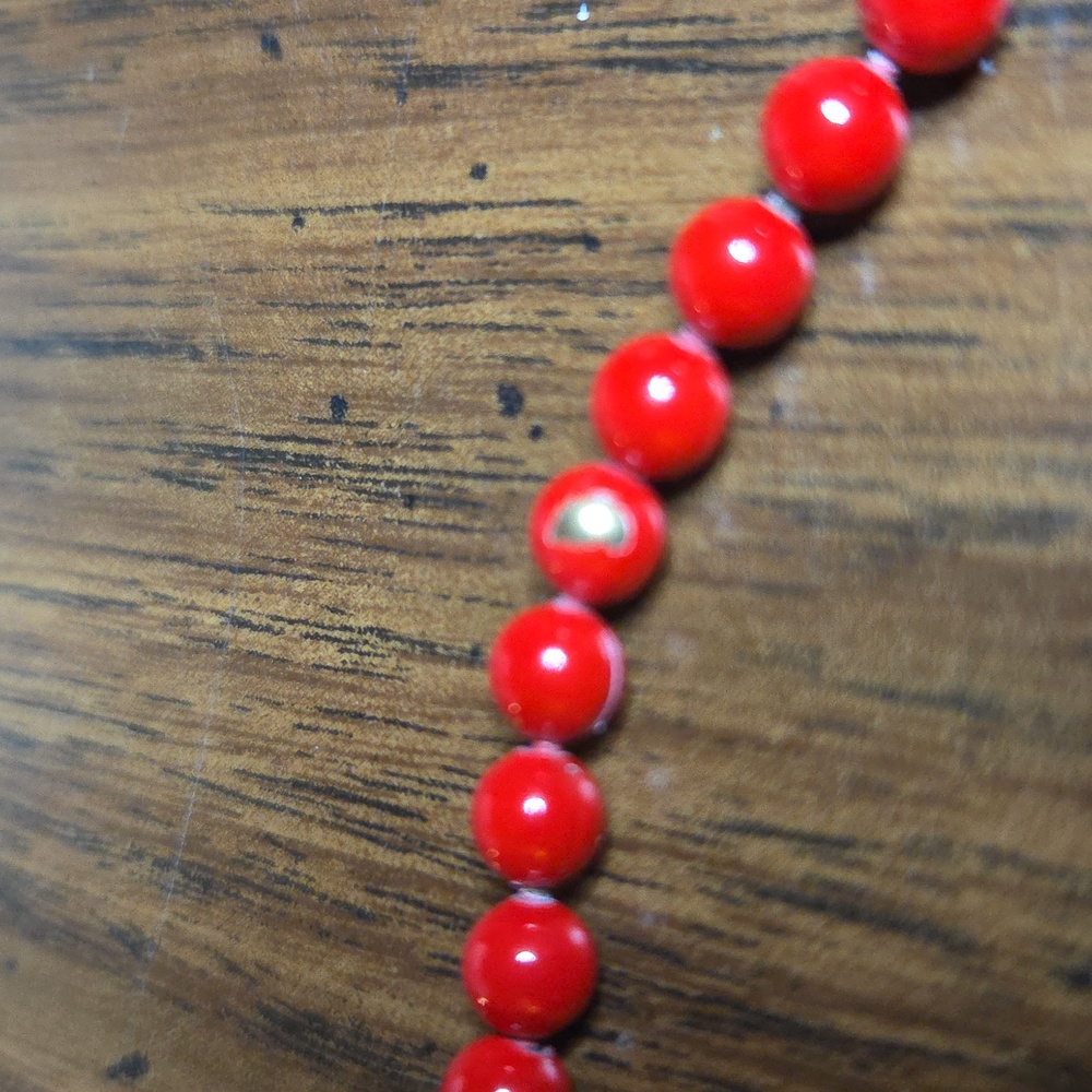 Oops A Daisy Red Beaded Necklace - Picture 6 of 6